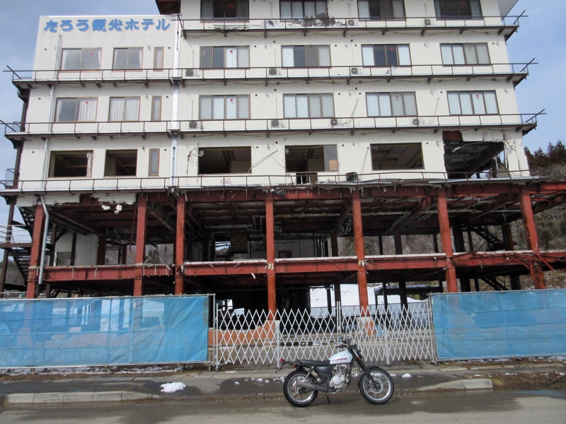 田老の「たろう観光ホテル」は残っていた。4階まで大津波に襲われた「たろう観光ホテル」は、後に東日本大震災の「震災遺構」として残されることになった