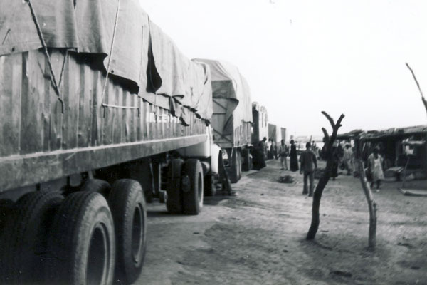 セネガル川をフェリーで渡るトラックの列