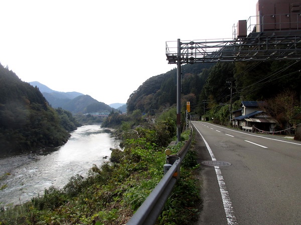 国道32号から吉野川の流れを見る