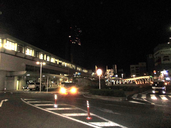 浜松駅前の夜景。浜松駅北口の「東横イン」に泊まる