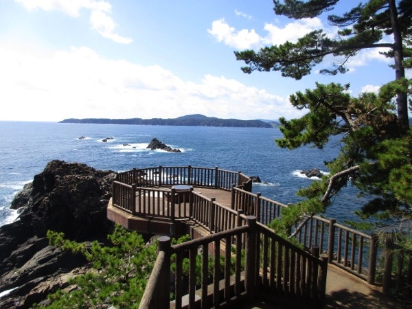 碁石岬の展望台。広田湾の対岸には広田半島が見える