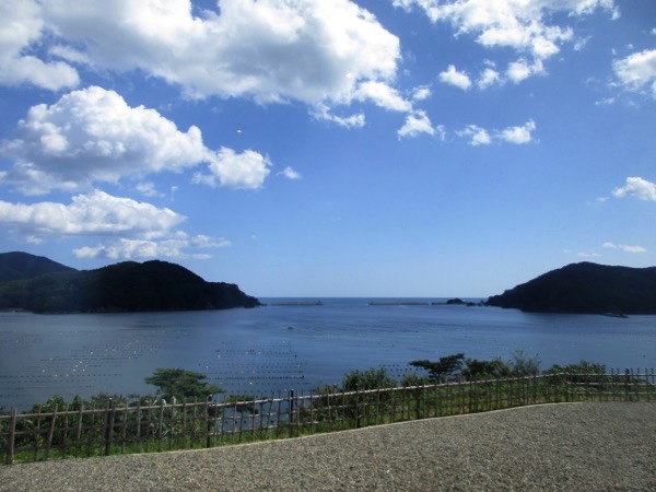 大船渡温泉から眺める大船渡湾口。右が広田半島、左が綾里半島