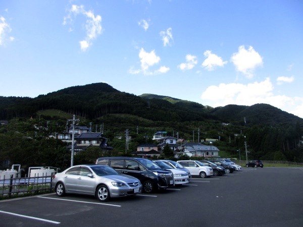 大船渡温泉前からの眺め。山が海に迫る大船渡の風景