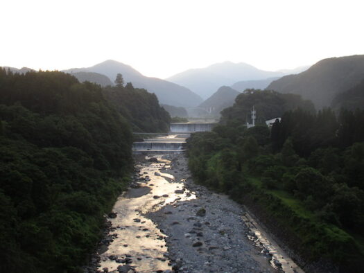 芦峅寺を流れる常願寺川。正面に立山が見えている