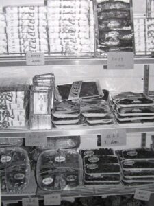 「塚原川魚店」にはアユ、フナ、コイ、ワカサギなどの川魚が並ぶ