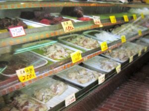 「井上商店」の冷凍ショーケースに並ぶ様々な鯨肉