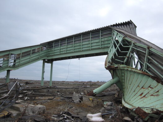 東日本大震災の大津波で破壊されたJR常磐線の新地駅（福島）2011年5月12日