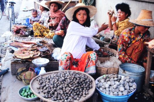 プノンペンの市場を歩く（カンボジア）
