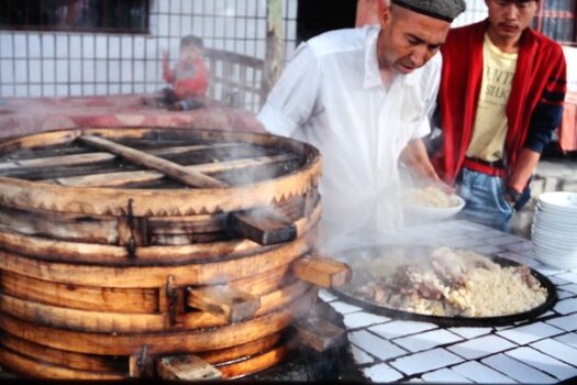 東の饅頭を蒸し、西のピラフを炒める新疆の食堂（中国）