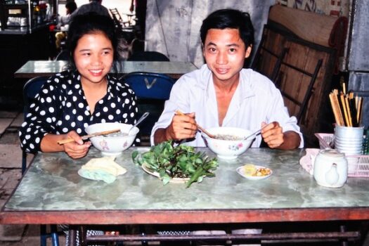 食堂でフォーを食べるカップル（ベトナム）