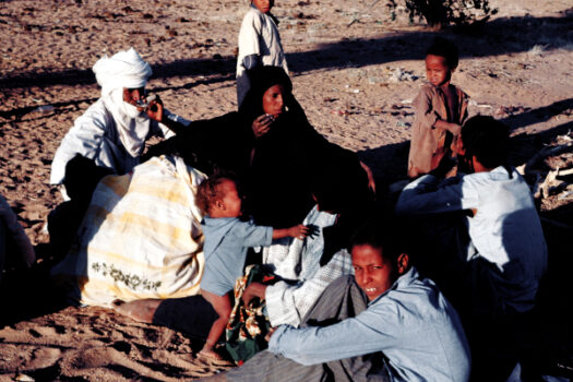 朝食後の一家団欒でお茶を飲むサハラの遊牧民（ニジェール）