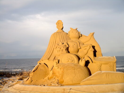 「能登千里浜レストハウス」の砂の像は崩れずに残っている