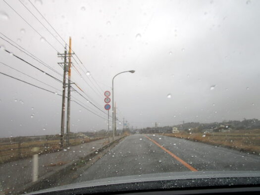 志賀町に戻ると天気は急変し、雨が降り出した