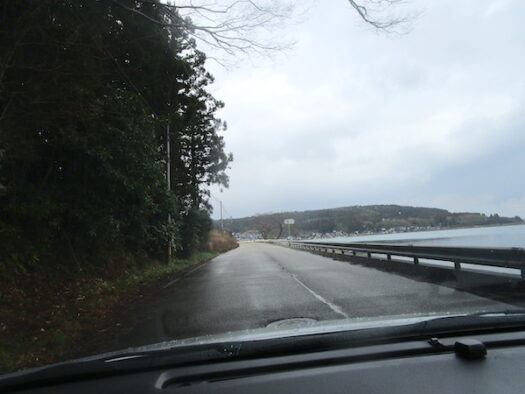 能登島の海沿いの道を行く