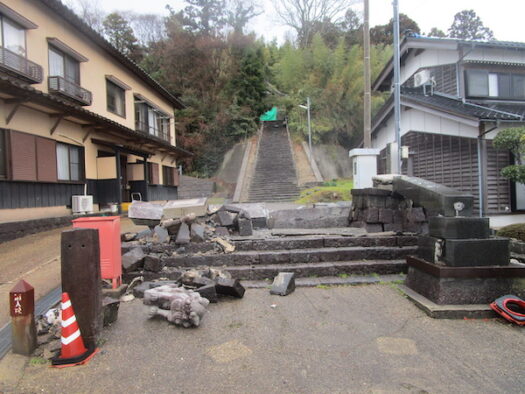 鳥居が崩れ落ちた神社