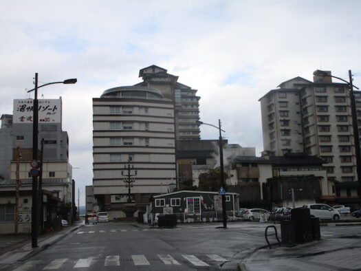 和倉温泉の中心街。「加賀屋」が見える