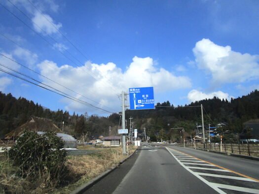県道1号で輪島市に入る。天気は変わり青空が広がっている