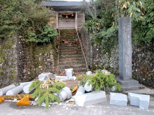 門前の伊須流岐神社。鳥居は崩れ落ちたが社殿は残っている