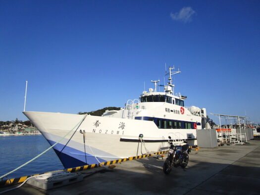 輪島港から出る舳倉島行きの船（2020年の輪島）