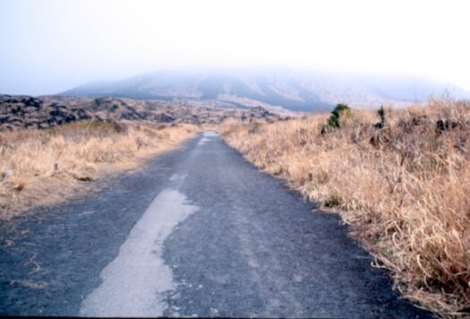 三原山の山頂への道