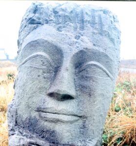 新島特産のコーガ石の彫刻