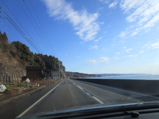 富山湾の湾岸を行く