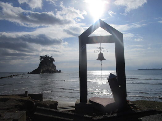 「えんむすびーちの鐘」から見る見附島