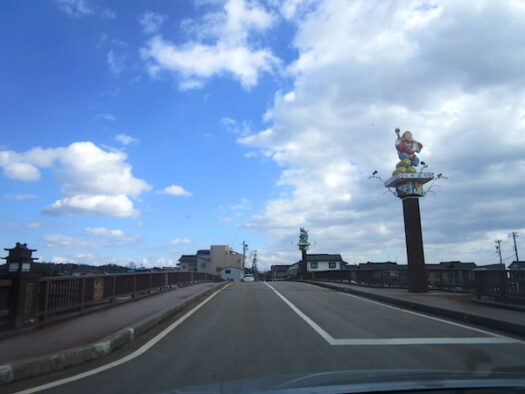 若山川にかかる吾妻橋を渡る