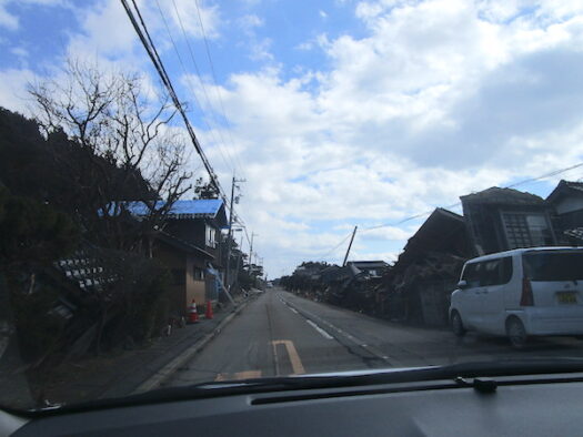 珠洲市の蛸島を出発。倒壊した家々を見る