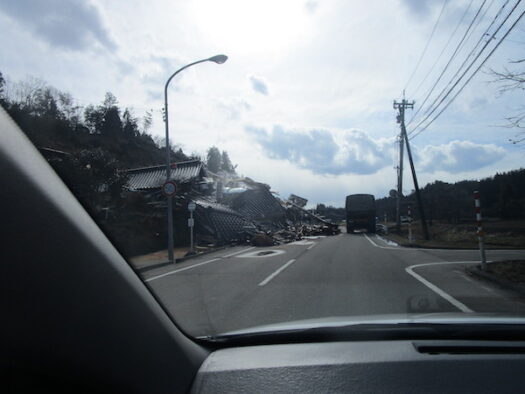 岡田神社バス停の倒壊した家