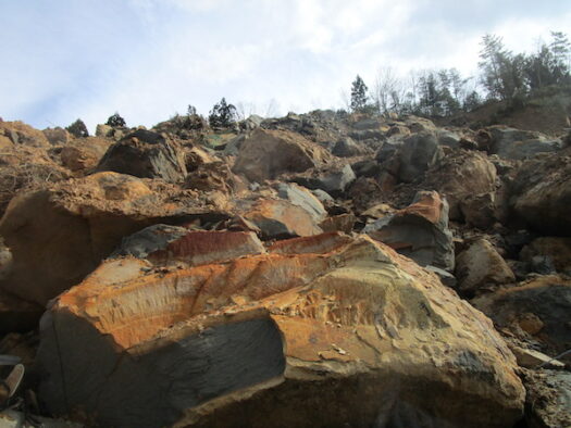 崩れ落ちた大量の岩