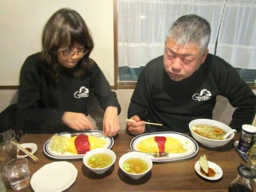 中村社長と奥様は大好物の「オムライス」を食べる。2人は口をそろえて「香華園」のオムライスは最高だという