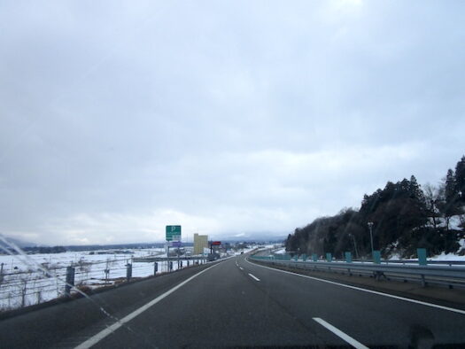 上信越道の新井PAを通過。雪景色に変わる