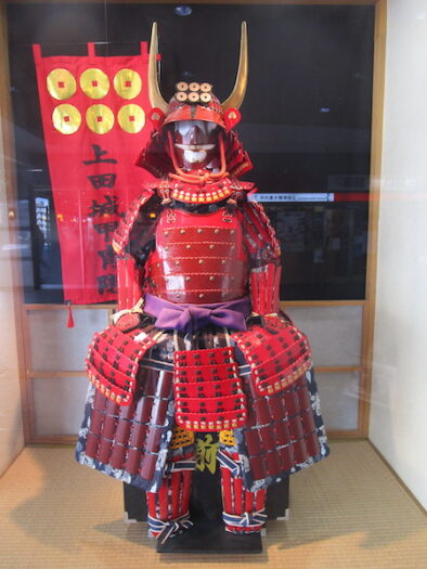 上田駅の構内に展示されている鎧兜