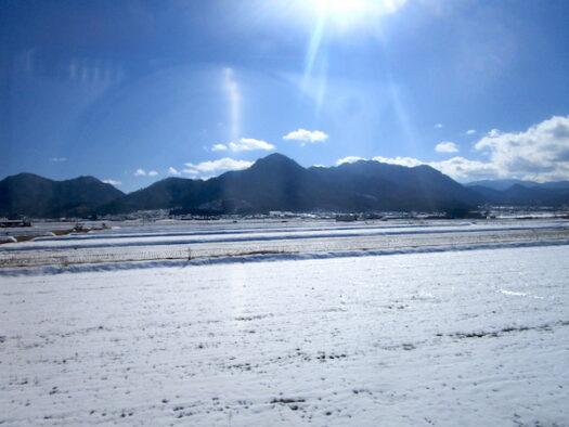 上田駅を出ると塩田平の雪原を行く