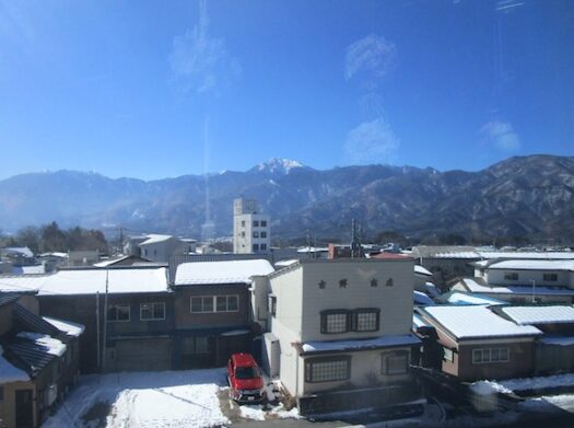 小淵沢駅からの眺め。正面には甲斐駒ヶ岳、左手には鳳凰山が見える