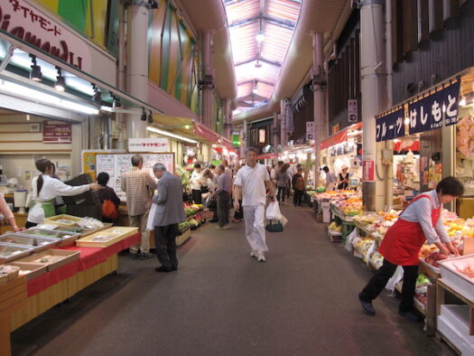 金沢の近江町市場を歩く