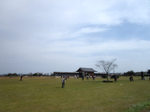 「能登歴史公園」の園地でパターゴルフを楽しむ人たち