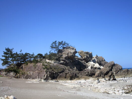 曽々木海岸の「窓岩」は崩れた