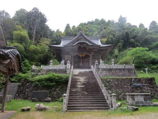 白比古神社の拝殿