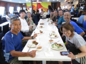 「イースタンドリーム号」のレストランでの夕食