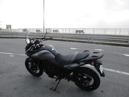 5：25　西湘バイパスの西湘PAを出発。バイクはVストローム650