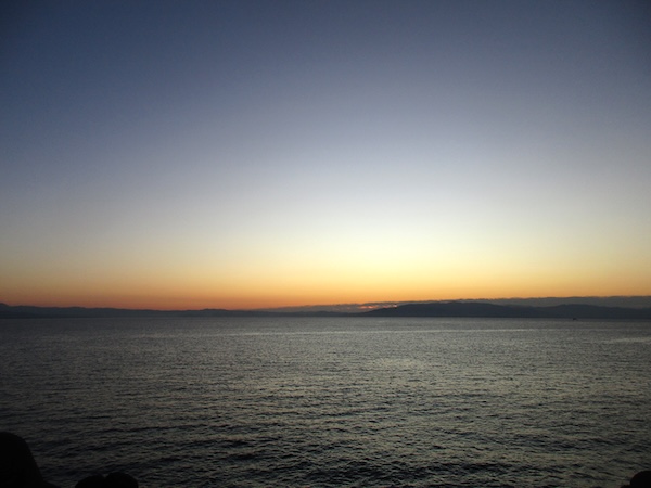 東名の由比PAから見る夜明けの駿河湾