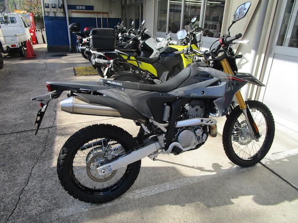 IMG_9535 スズキの「東京サービスセンター」でDR−Z4Sに跨らせてもらった