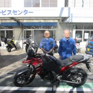 石川さん（右）、斉京さんに見送られて「東京サービスセンター」を出発