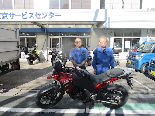 IMG_9540 石川さん(右)、斉京さんに見送られて「東京サービスセンター」を出発