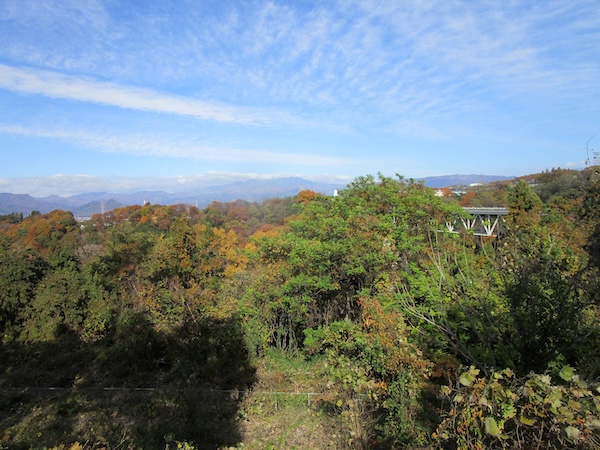 IMG_9543 関越道の赤城高原SA。周辺の山々は紅葉している。遠くに谷川岳が見える