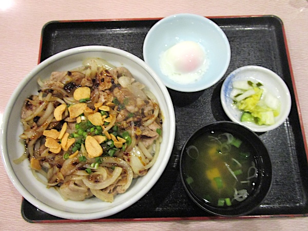 西条温泉「とくら」のレストランで夕食。「スタミナ丼」を食べる