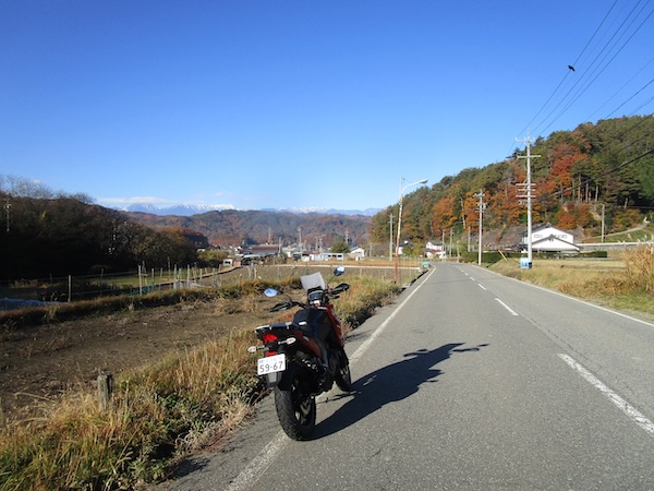 ゲストハウス「角屋」近くの道。雪の北アルプスが見える