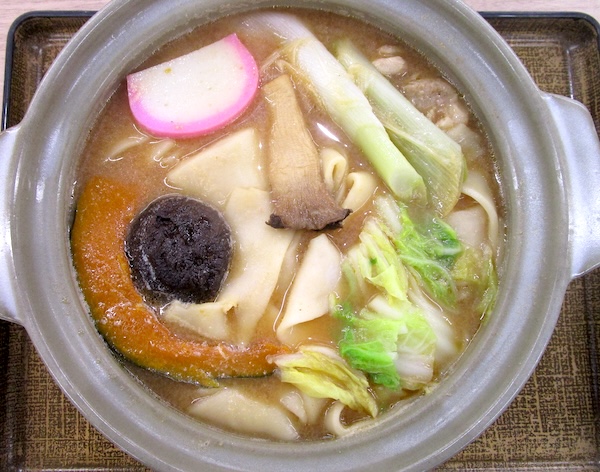 中央道の双葉SAで「ほうとう鍋」を食べる。これも日本の味！